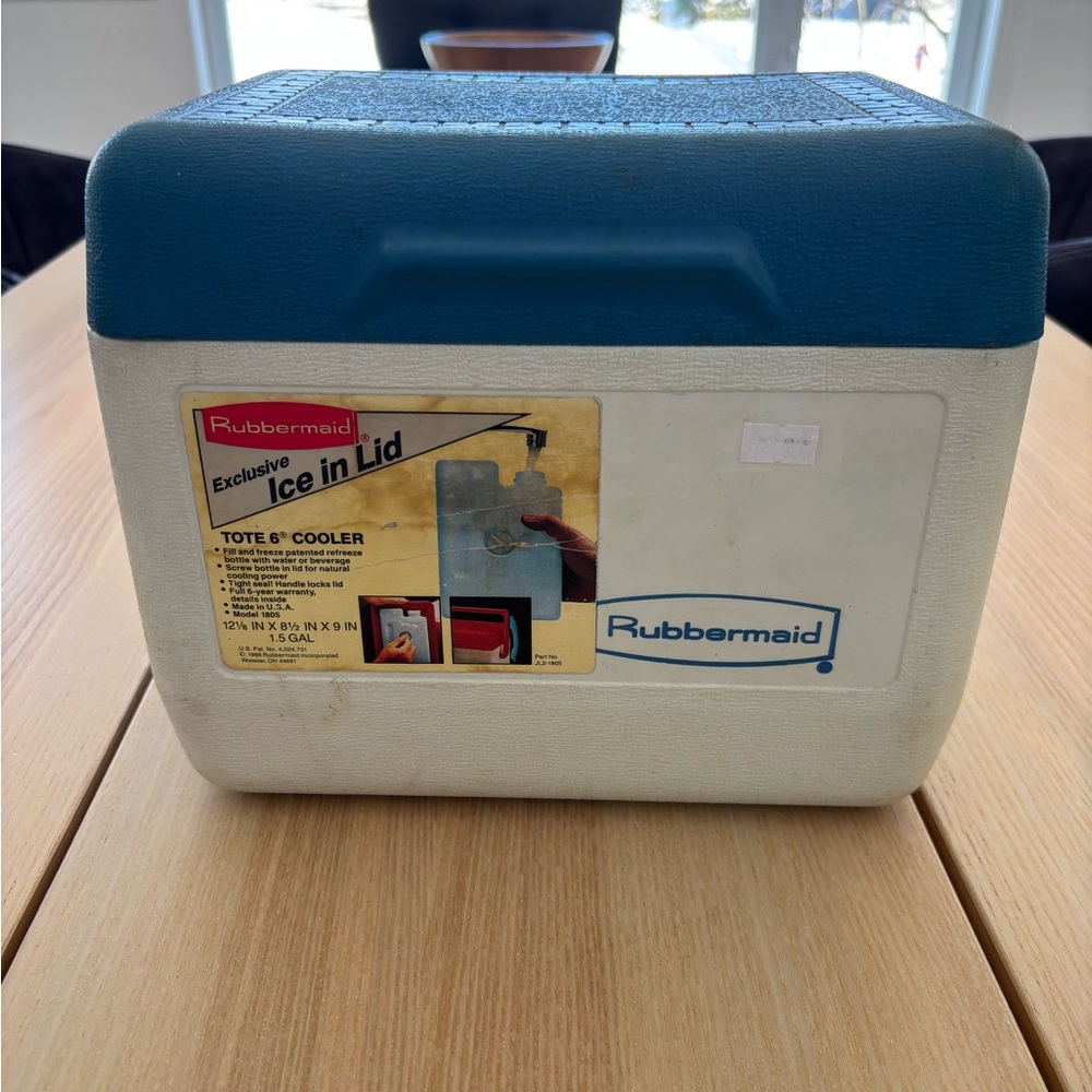 Vintage 1988! Rubbermaid Tote 6 Cooler! (C)